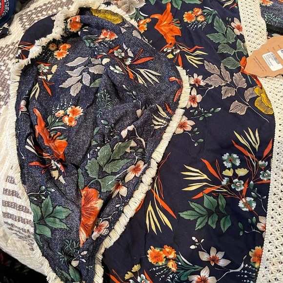 Wayan Floral Fringe trimmed top - Picture 5 of 5